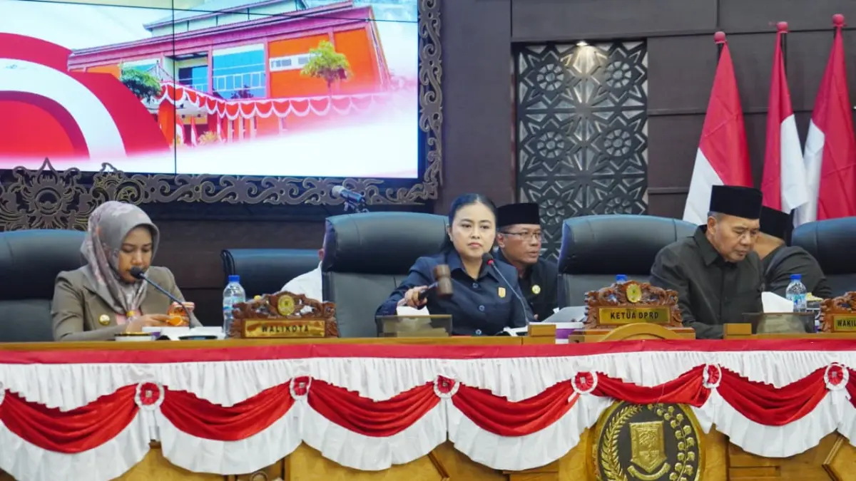 ARAH PEMBANGUNAN:&nbsp;Wali Kota Mojokerto Ika Puspitasari dan Ketua DPRD Kota Mojokerto Ery Purwanti didampingi Wakil Ketua DPRD menunjukkan nota kesepakatan KUA-PPAS 2027 dalam rapat paripurna, Rabu (5/8). (dok Pemkot Mojokerto for JPRM)

&nbsp;