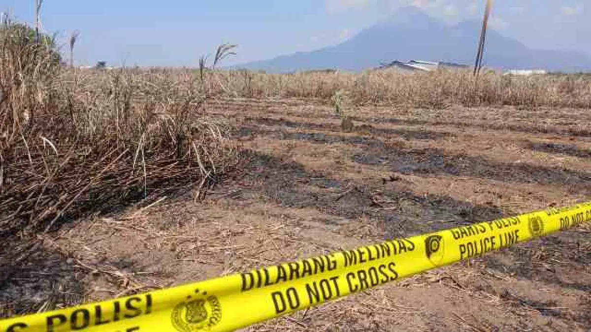 Area lahan tebu milik warga yang mengalami kebakaran dan menjalar hingga area perusahaan kini telah dipasangi garis polisi, Jumat (7/8).