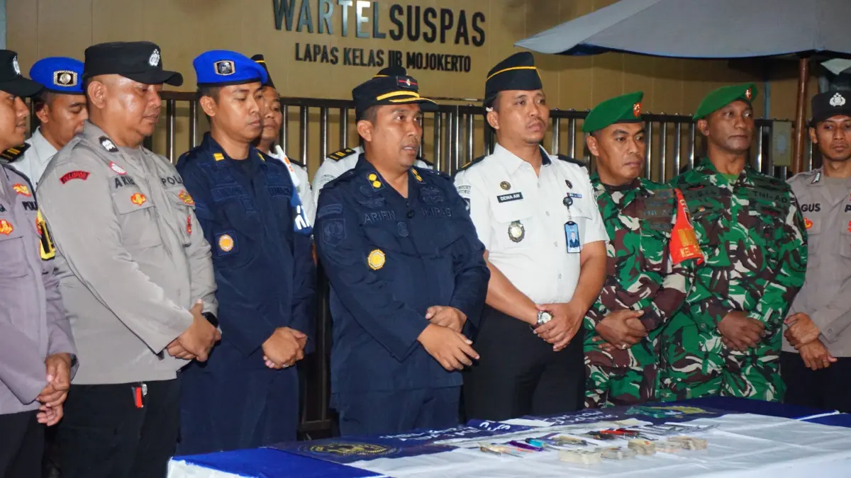 BARANG BUKTI: Petugas gabungan menemukan sejumlah sajam rakitan serta kartu remi dan domino hasil razia, Kamis (6/8) malam.