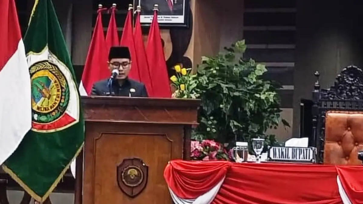 BERI PENJELASAN: Bupati Muhammad Albarraa menyampaikan penjelasan tentang Rancangan Perubahan KUA serta PPAS TA 2026 pada rapat Paripurna di kantor DPRD Kabupaten Mojokerto, Jumat (7/8). (Dori JPRM)