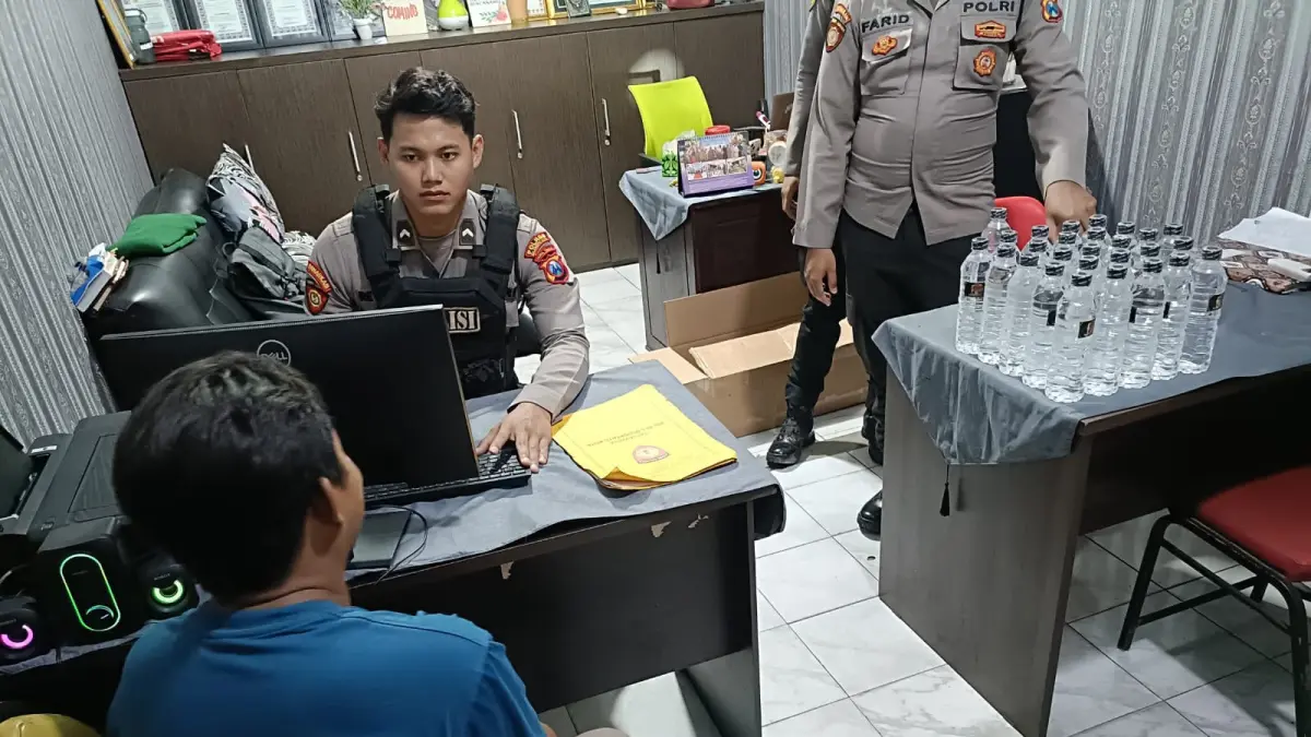 BERJALAN ENAM BULAN: OWP dimintai keterangan petugas di Mapolres Mojokerto Kota usai kedapatan menjual miras, Kamis (6/8).