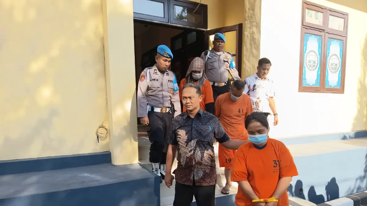 DIBEKUK: Tiga tersangka penipuan loker palsu dikeler petugas menuju ruang Satreskrim Polres Mojokerto, Jumat (7/8). (Rizal JPRM)