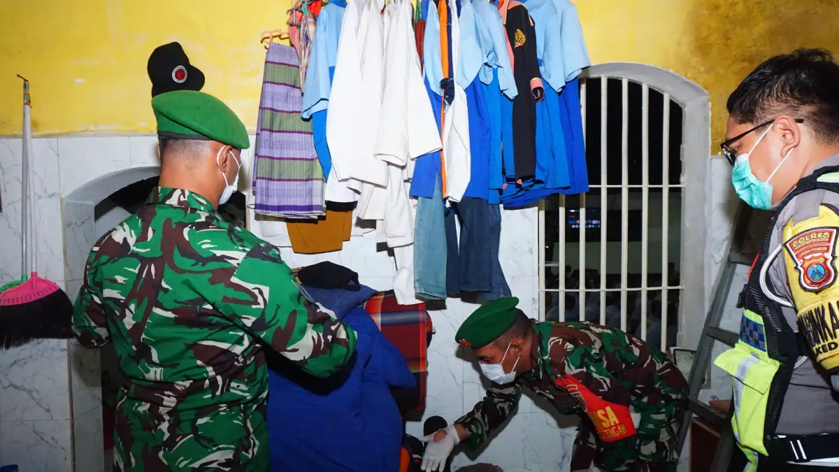 DIGELEDAH: Seluruh blok hunian dan warga binaan digeledah petugas gabungan Lapas Kelas II-B Mojokerto, Kamis (6/8) malam.