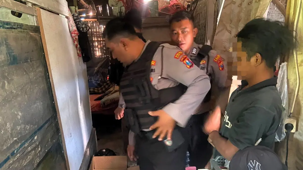 DIPERIKSA: Petugas Satsamapta Polres Mojokerto Kota menggeledah warung milik OWP di Lingkungan Ngaglik Gotong Royong, Kelurahan/Kecamatan Kranggan, Kamis (6/8).
