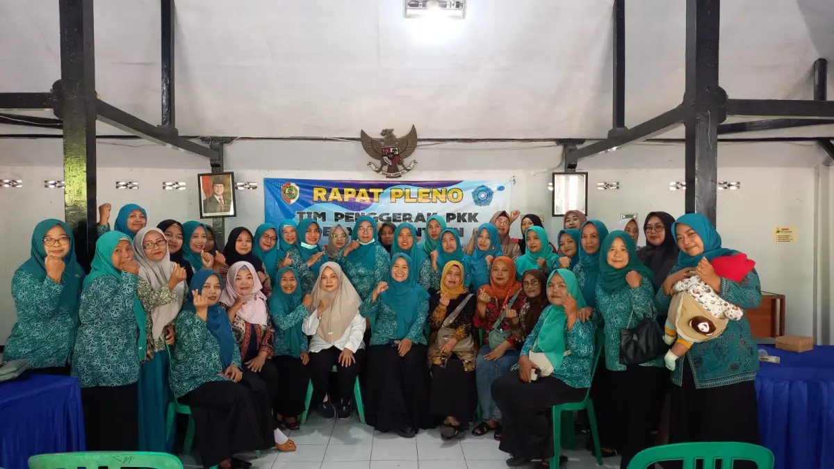 GARDA TERDEPAN: Suasana rapat pleno Pemdes Kemantren dengan kader TP PKK di Balai Desa Kemantren, pekan lalu. 