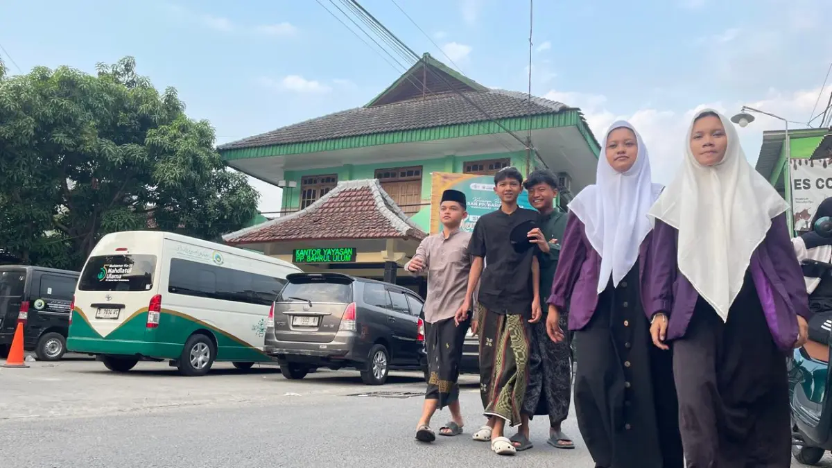 GEDUNG YAYASAN PPBU: Aktivitas para santri Pondok Pesantren Bahrul Ulum Tambakberas, Jombang usai mengikuti kegiatan rutin bakda salat Ashar di masing-masing Ribath. (Moch. Chariris/JPRM)&nbsp;