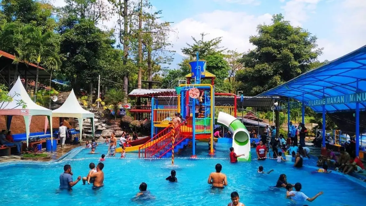 Pemandangan kolam renang Pacet Mini Park yang sedang ramai