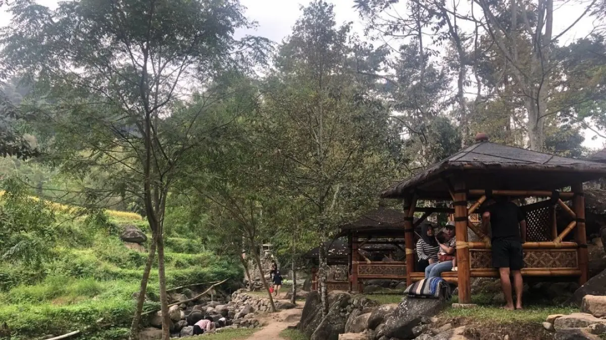 Suasana gazebo bernuansa alam di Warung Tegal Watu, Pacet, menjadi tempat favorit pengunjung untuk menikmati nasi jagung dan aneka menu tradisional sambil ditemani pemandangan hijau serta aliran sungai yang menyejukkan.



