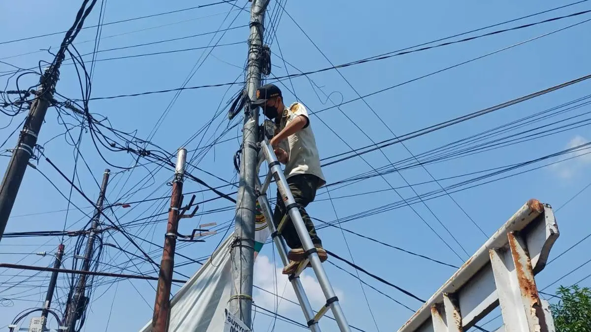 TAK BERIZIN: Tim gabungan dari Satpol PP dan Diskominfo Kabupaten Mojokerto kembali menggelar penertiban secara masif terhadap jaringan internet liar, Kamis (6/8). (Dori JPRM)