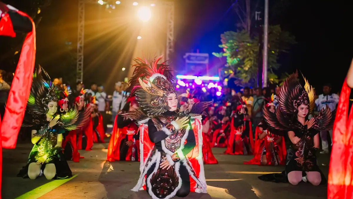 ARTWEAR: Peserta karnaval sound horeg di Desa Medali, Kecamatan Puri, Kabupaten Mojokerto menggunakan kostum artwear, Mei lalu. (dok JPRM) 