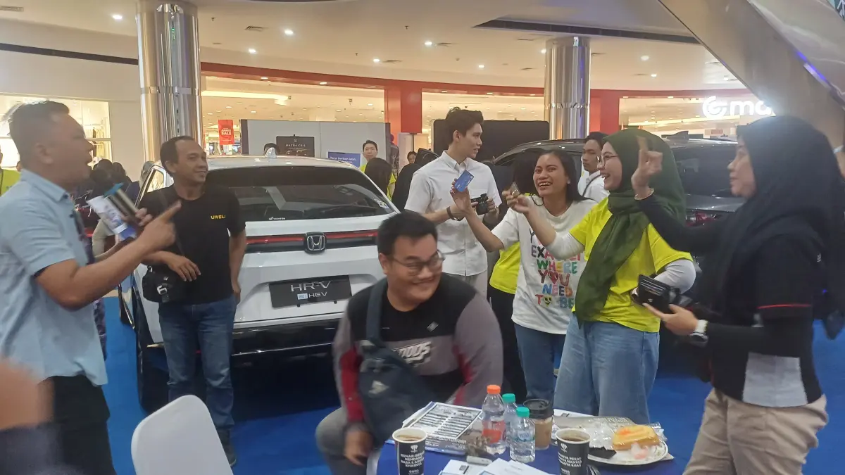 GRATIS: Pembagian voucer belanja gratis ke pengunjung dengan hanya menunjukkan kartu ATM atau Kartu Kredit BCA.