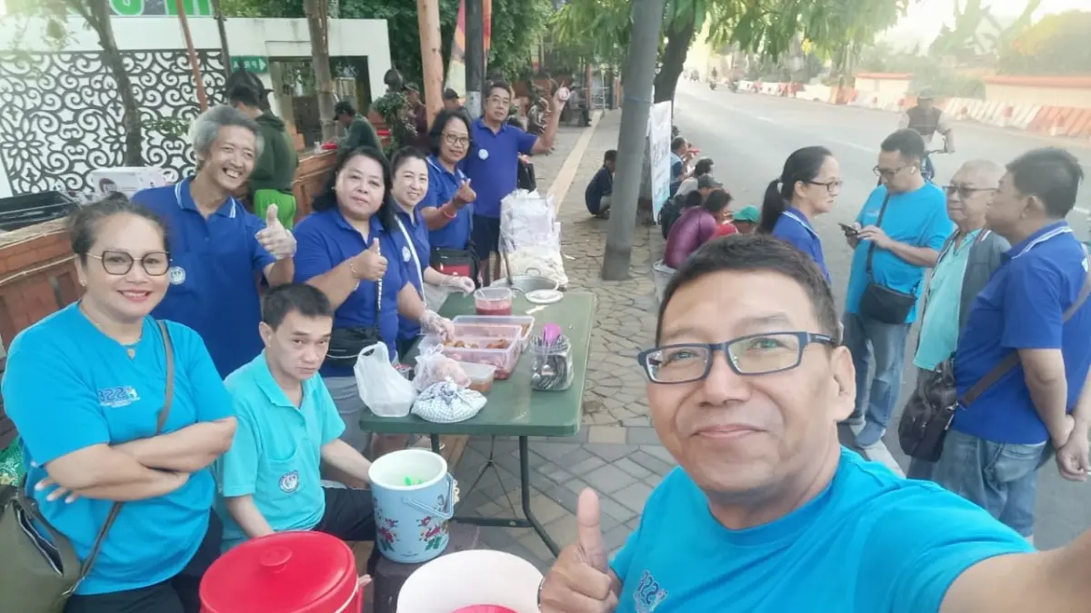 SETARA: Pegiat Komunitas SSB Kota Mojokerto saat menggelar aksi bagi-bagi makan gratis dan makanan bersubsidi di depan Rumah Dinas Wali Kota Mojokerto, Jalan Hayam Wuruk setiap hari Rabu.&nbsp;