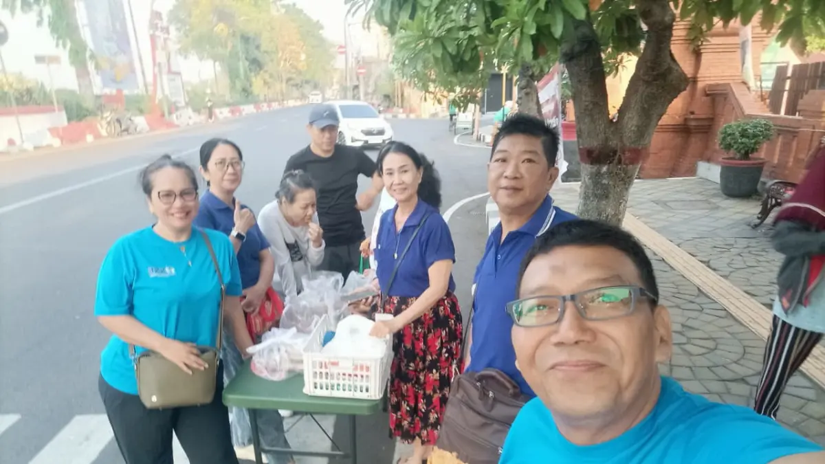 SETARA: Pegiat Komunitas SSB Kota Mojokerto saat menggelar aksi bagi-bagi makan gratis dan makanan bersubsidi di depan Rumah Dinas Wali Kota Mojokerto, Jalan Hayam Wuruk setiap hari Rabu.&nbsp;