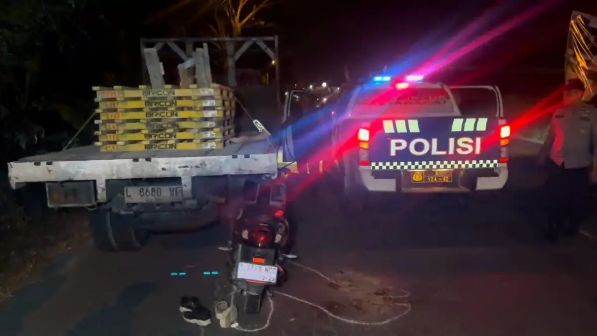 TERTANCAP: Motor korban dievakuasi petugas usia menabrak truk los bak yang terparkir di Jalan Raya Mojosari-Trawas, di Desa Tempuran, Kecamatan Pungging, Jumat (7/8). (Farisma JPRM)