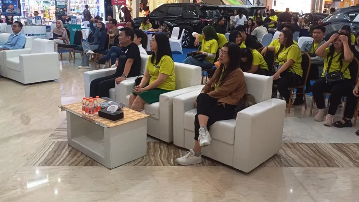 UNDANGAN: Para undangan serta pengunjung yang melihat pengundian program belanja Xtraordinary secara langsung dan transparan.
