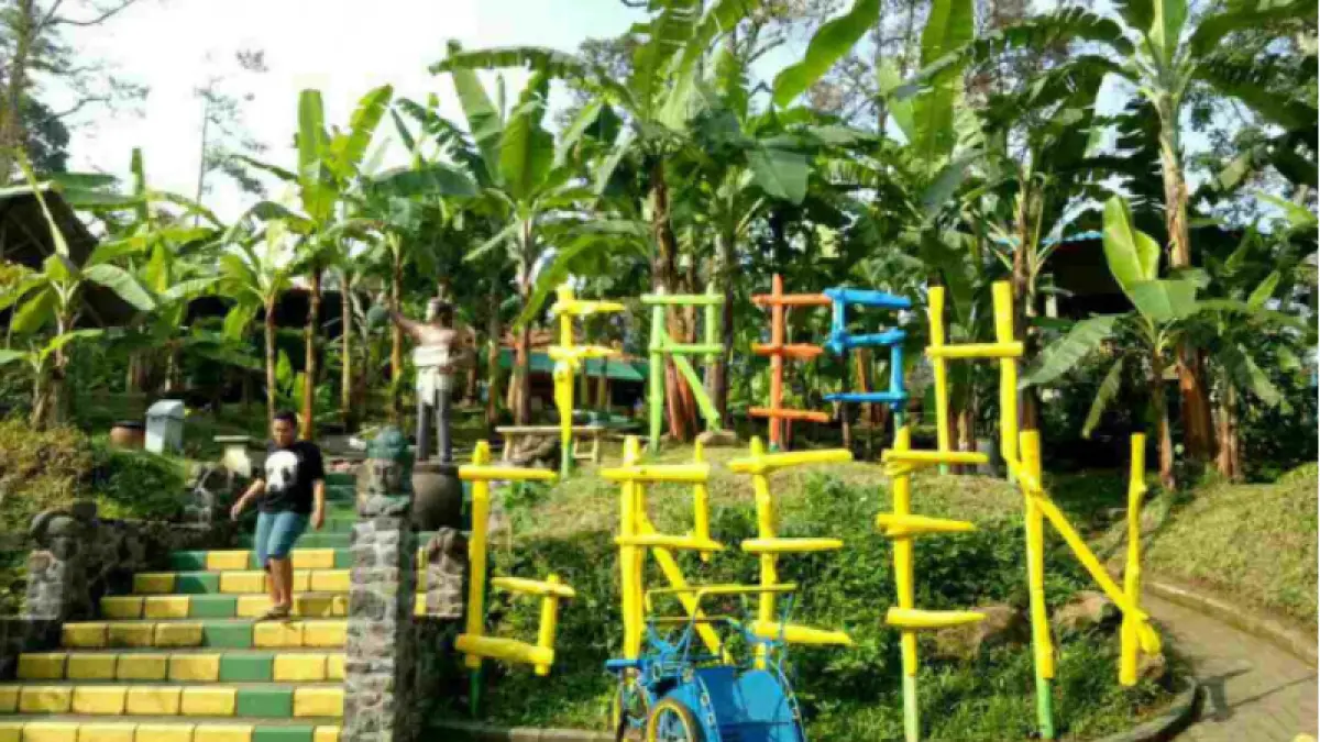 Area permainan di Fresh Green Trawas yang dikelilingi pepohonan pisang menjadi salah satu pilihan aktivitas seru bagi pengunjung saat berlibur. 
