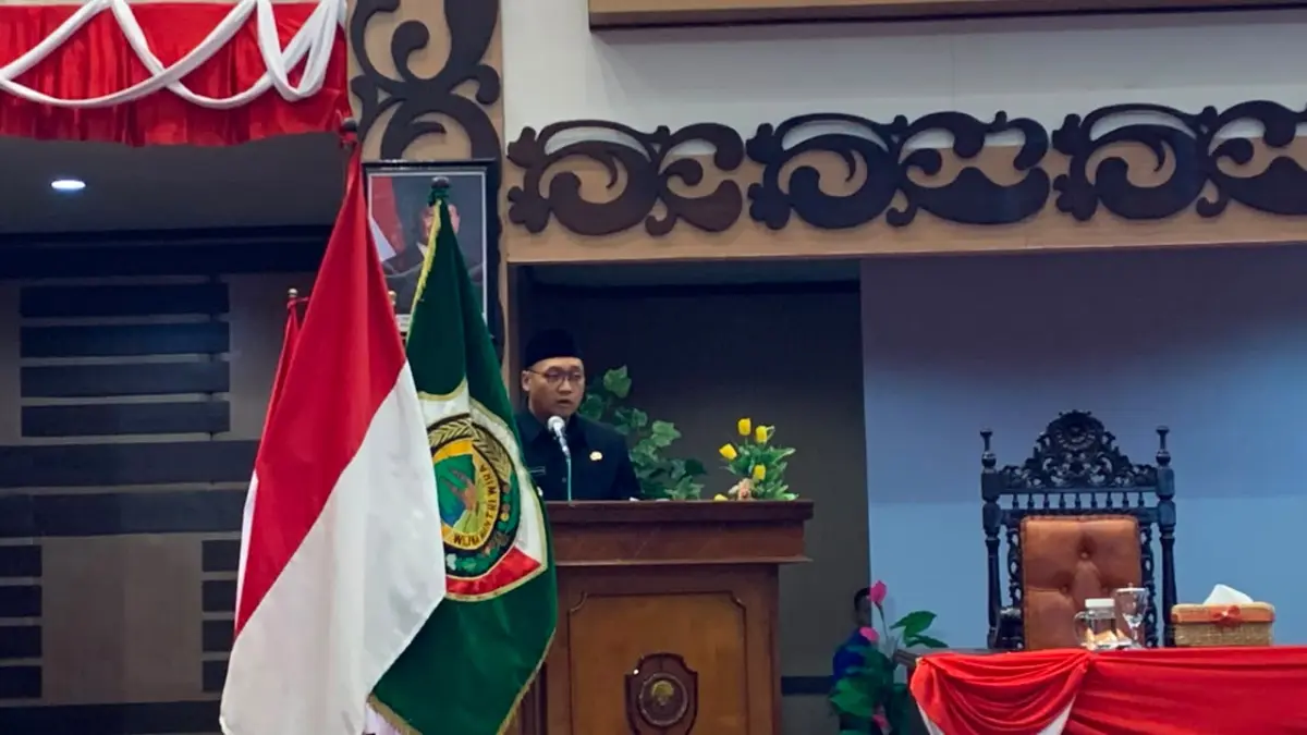 DIBAHAS: Wakil Bupati Mojokerto Muhammad Rizal Octavian menjelaskan terkait pentingnya harmonisasi raperda dengan peraturan Nasional saat rapat paripurna pada Selasa (4/8) lalu. (Dori JPRM)
