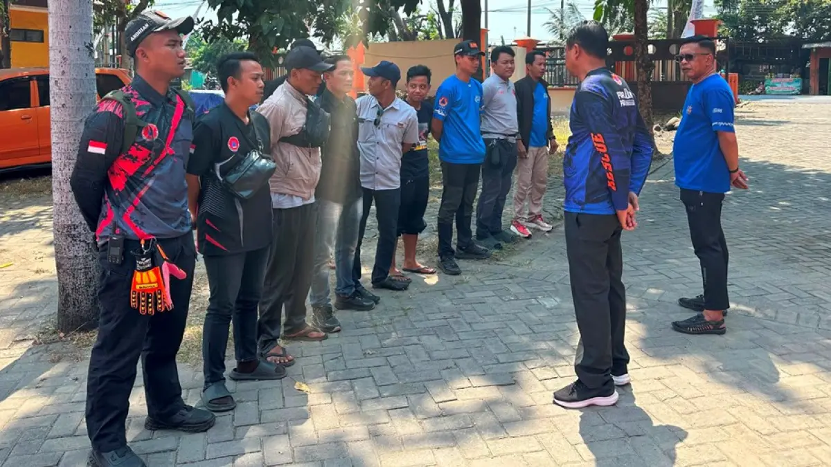 DIKERAHKAN: BPBD Kabupaten Mojokerto memberangkatkan personel dari tim TRC dan armada untuk membantu penanganan kebakaran di kawasan Taman Nasional Bromo Tengger Semeru (TNBTS), Minggu (9/8). (Rizal JPRM)