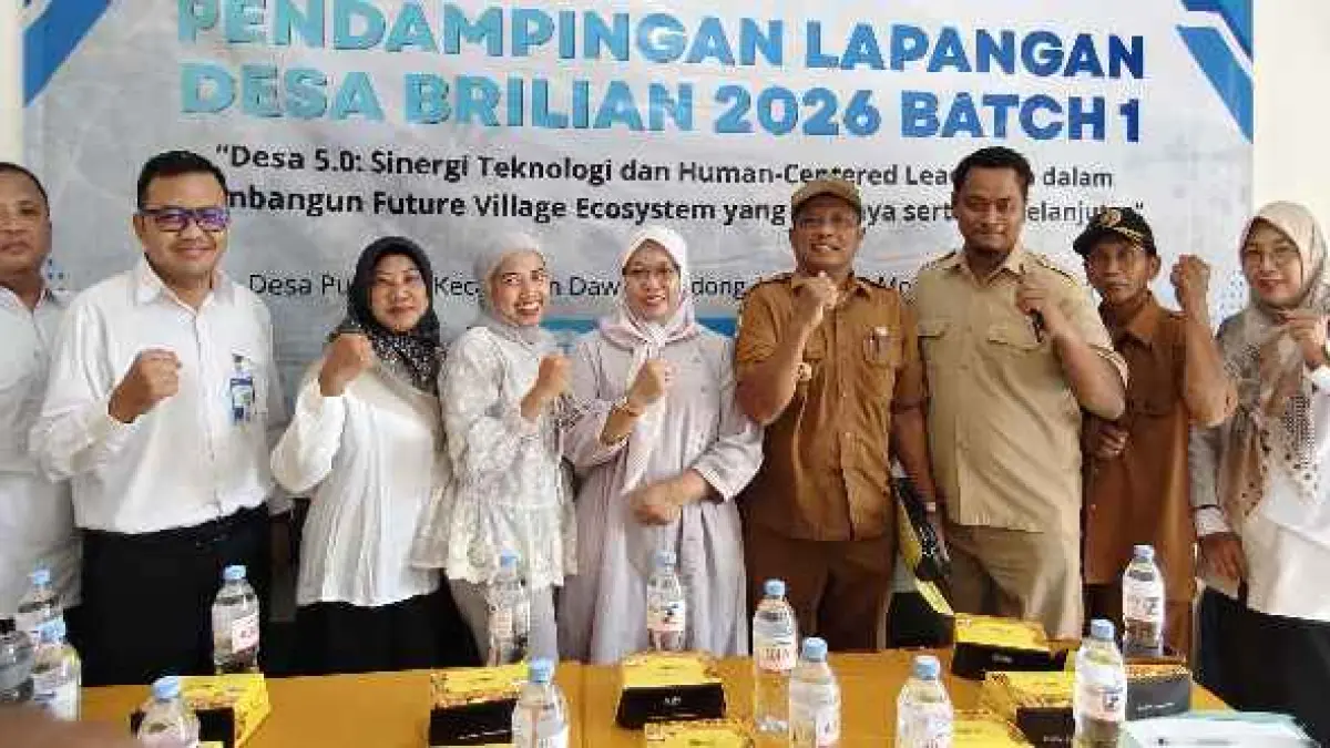 Kepala Desa Pulorejo Sururi (empat dari kanan) bersama perangkat dan perwakilan BRI dan UNSOED saad pendampingan desa, Kamis (5/8). (Sofan JPRM) 