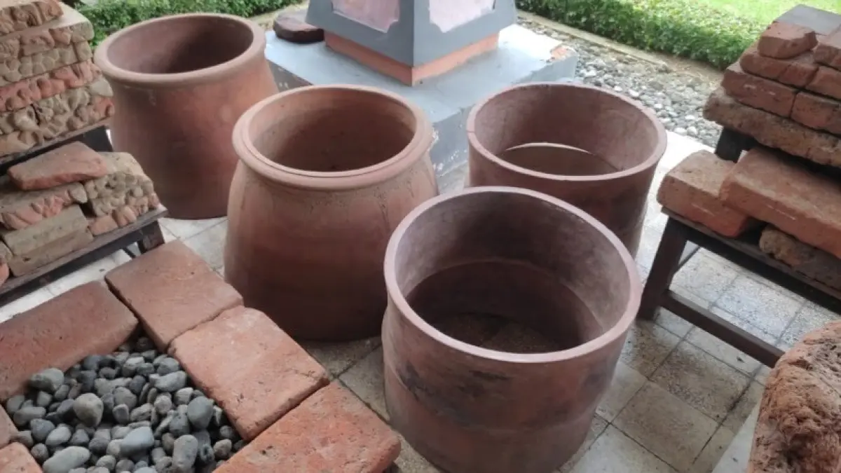 KONSTRUKSI SUMUR: Sejumlah jobong dari masa Majapahit koleksi Museum Majapahit, Desa/Kecamatan Trowulan, Kabupaten Mojokerto.