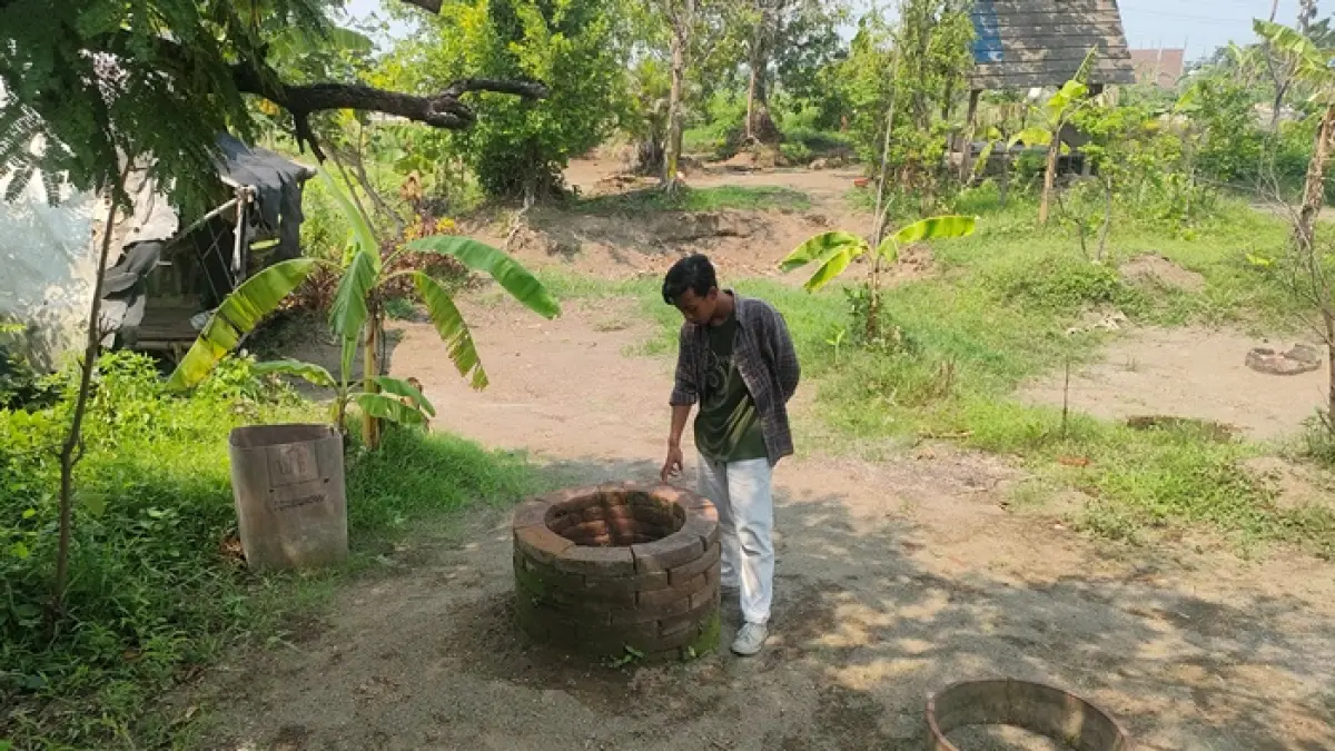 KUNO: Pengunjung mengamati sumur peninggalan Kerajaan Majapahit di Situs Nglinguk Wetan, Desa/Kecamatan Trowulan, Kabupaten Mojokerto. (dok JPRM)