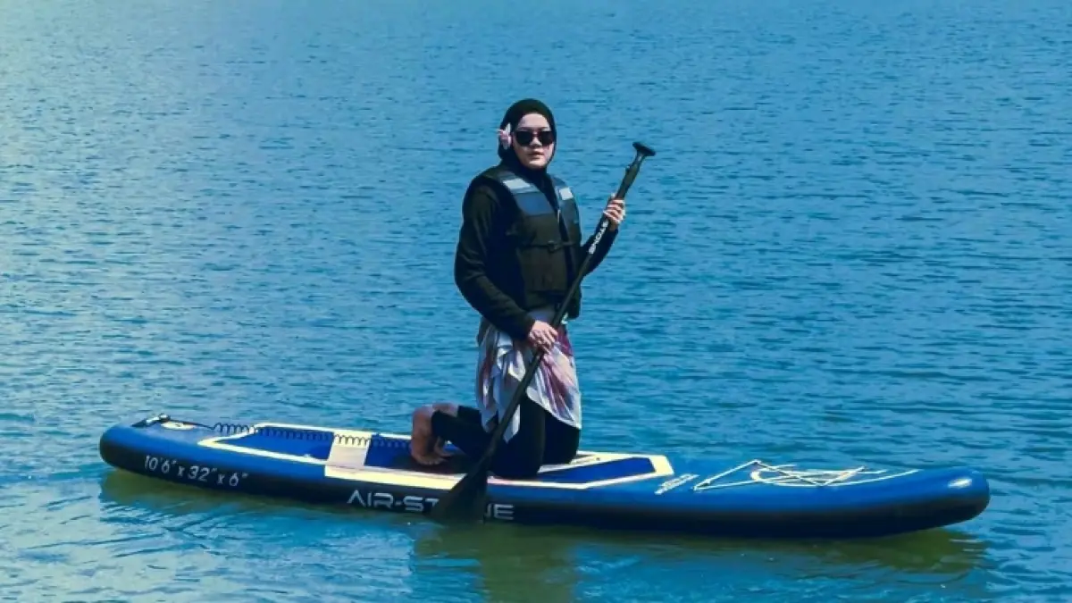 Olahraga Paddle Board di Waduk Tanjungan, salah satu pilihan wisata dan olahraga air yang menarik, hits dan kekinian bagi warga Mojokerto.