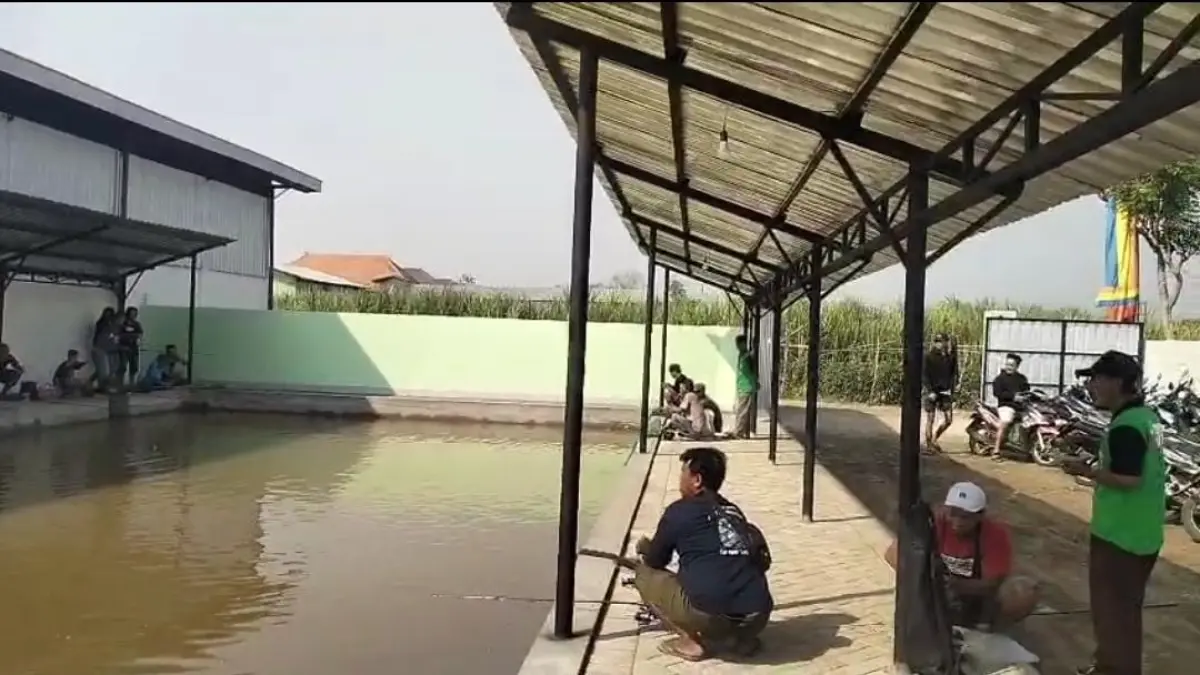 PERDANA: Masyarakat sekitar memadati area pemancingan dan kuliner yang dikembangkan BUMDes Mojoraya, Desa Trowulan, Kecamatan Trowulan, Minggu (9/8). (Indah JPRM)