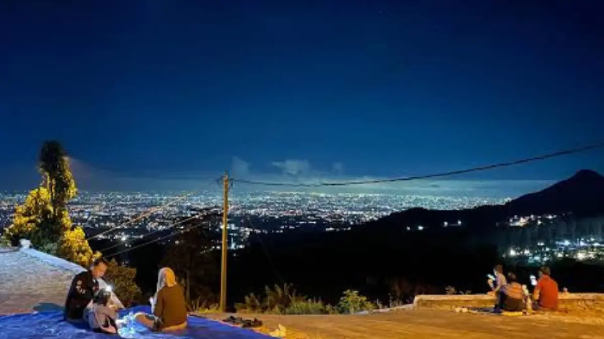 Warung Kopi Pak Katur di Pacet jadi spot favorit warga Mojokerto. Tawarkan pemandangan city light dan udara sejuk Bukit Krapyak.