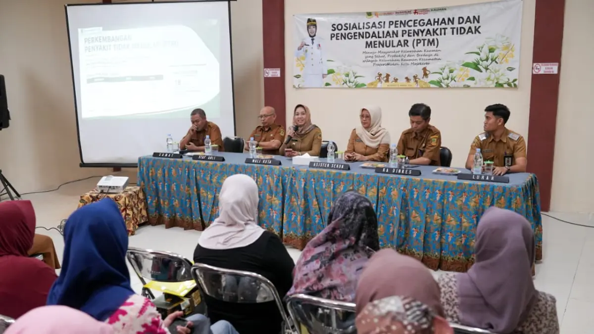 AJAK HIDUP SEHAT: Wali Kota Mojokerto Ika Puspitasari di kegiatan Sosialisasi Pencegahan dan Pengendalian PTM di Kelurahan Kauman, Kecamatan Prajurit Kulon, Senin (10/8).&nbsp;(dok Pemkot Mojokerto for JPRM)
