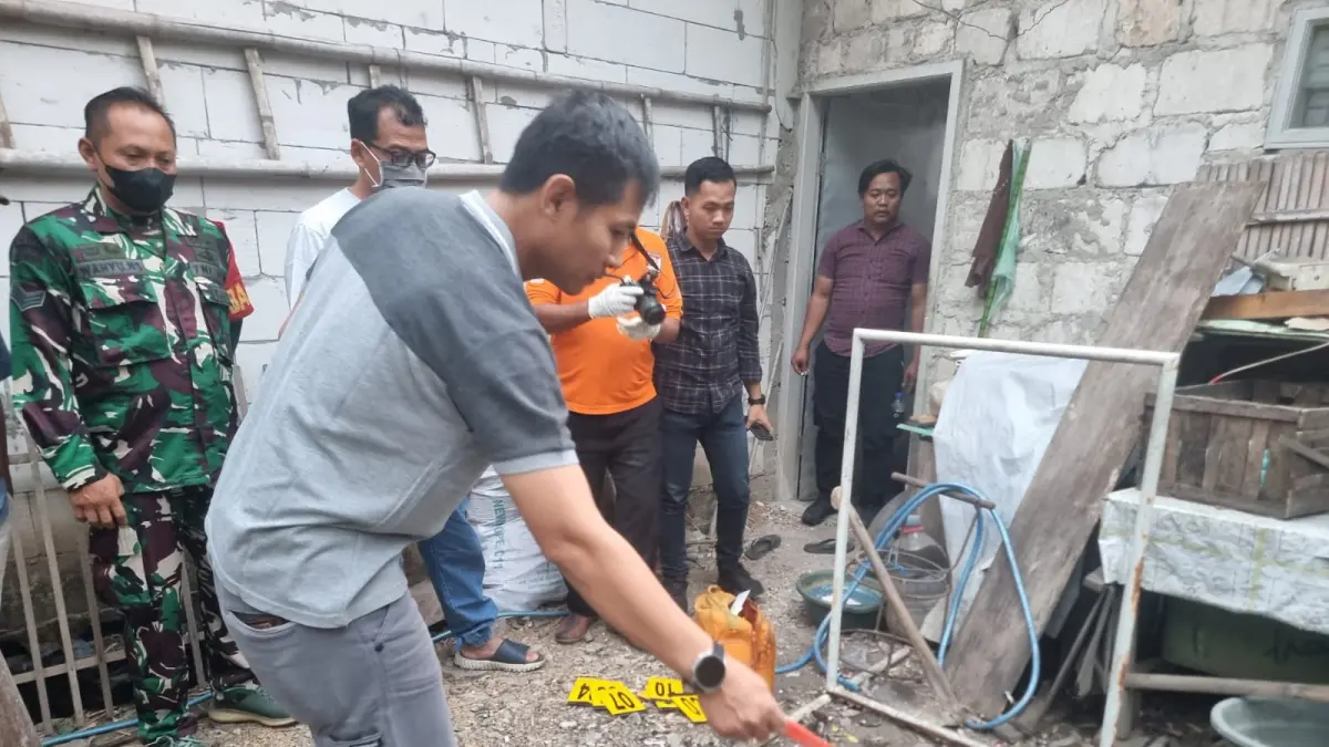DISELIDIKI: Tim Inafis Polres Mojokerto melakukan olah TKP penemuan mayat bayi yang dikubur di pekarangan rumah warga di Dusun Jatisari, Desa Pesanggrahan, Kecamatan Kutorejo, Minggu (9/8). (Rizal JPRM)