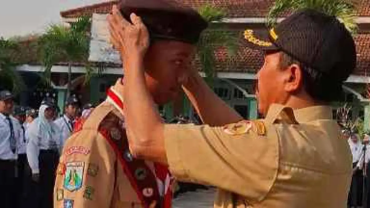 Mighrob Fakhri Ananda, secara resmi dilepas oleh Kepala SMP Negeri 1 Mojosari, Subai. Prosesi pelepasan berlangsung khidmat dalam rangkaian Upacara Bendera hari Senin, 10 Agustus 2026 di halaman sekolah.