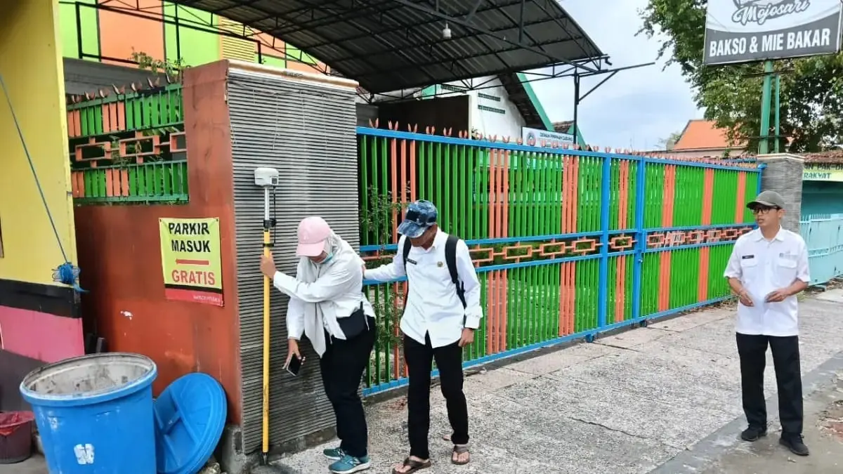 PETA BIDANG: Petugas DPRKP2 Kabupaten Mojokerto bersama tim mengukur peta bidang di kawasan calon ibu kota pemerintahan kabupaten di Desa Jotangan, Kecamatan Mojosari, Februari lalu. (dok JPRM)