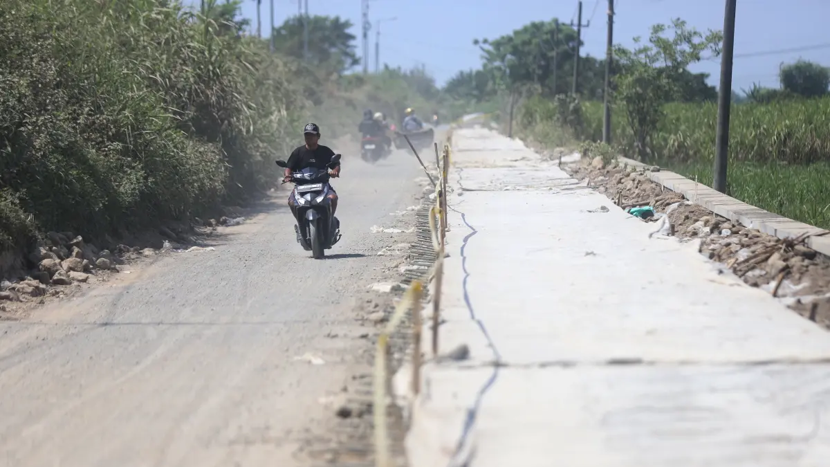 PROGRES POSITIF: Pembangunan jalan beton di Desa Leminggir, Kecamatan Mojosari terus digeber. Hingga kemarin perkembangan hasil pengerjan melampaui target mingguan. (Sofan Kurniawan/JPRM)