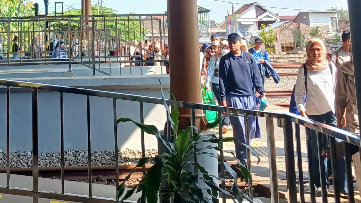 RAMAI: Penumpang kereta api commuter line Surabaya-Mojokerto turun di Stasiun Mojokerto, Senin (10/8). (Adi JPRM)