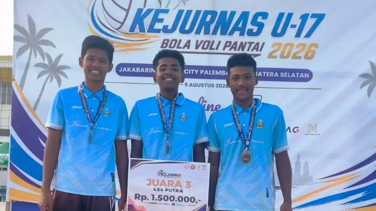 REKOR APIK: Tiga siswa SMAN 1 Bangsal berhasil membawa nama Mojokerto dalam ajang Kejuaraan Nasional Bola Voli Pantai U-17 2026 melalui raihan juara. 