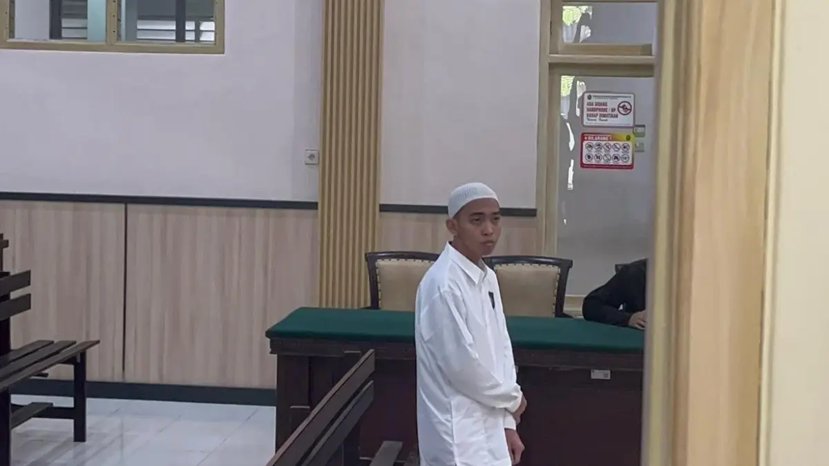 RINGAN: GDP, terdakwa kasus eksibisionis usai menjalani sidang putusan di Pengadilan Negeri (PN) Mojokerto, Senin (10/8). (Farisma JPRM)