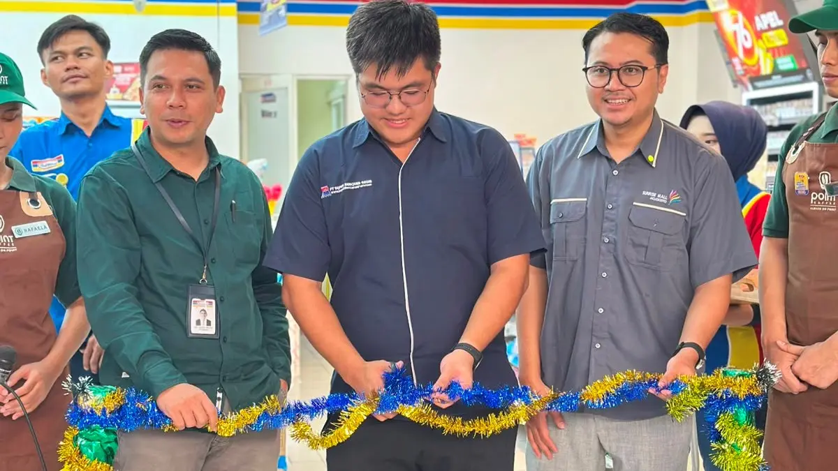 SIMBOLIS: Pemotongan pita oleh Kevin Utomo Direksi Sunrise Mall Mojokerto (tengah) didampingi Assisten Marketing Manager Sunrise Mall Mojokerto David Rendy Alfian (kanan), dan Franchise Manager Point Coffee Kiki SM.