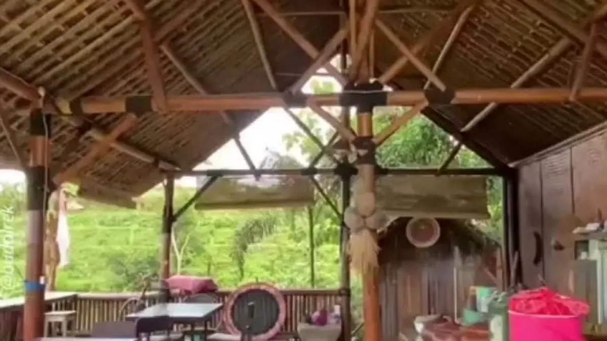 Suasana Warung Ndek Sawah, dengan konsep tradisional dan semi terbuka untuk menikmati pemandangan sawah yang indah.