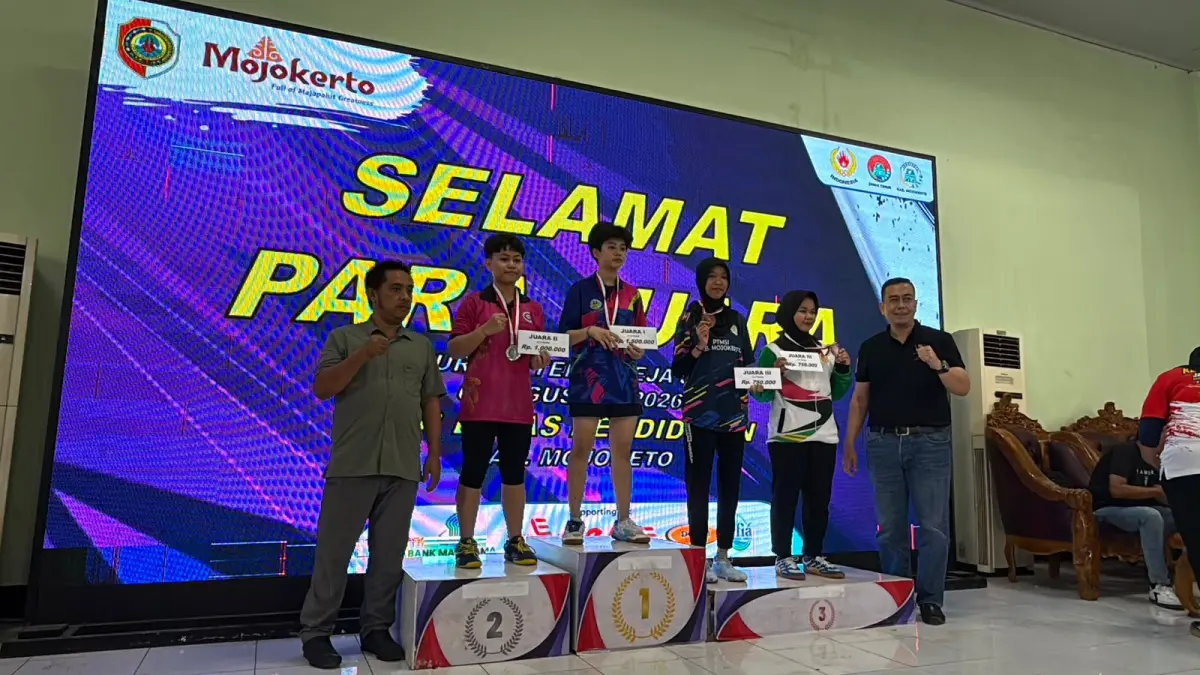 SUKSES BERTANDING: Penyerahan medali dan uang pembinaan kepada para juara Kejurprov Tenis Meja Jatim 2026 di Kabupaten Mojokerto, Minggu (9/8). (Indah JPRM)