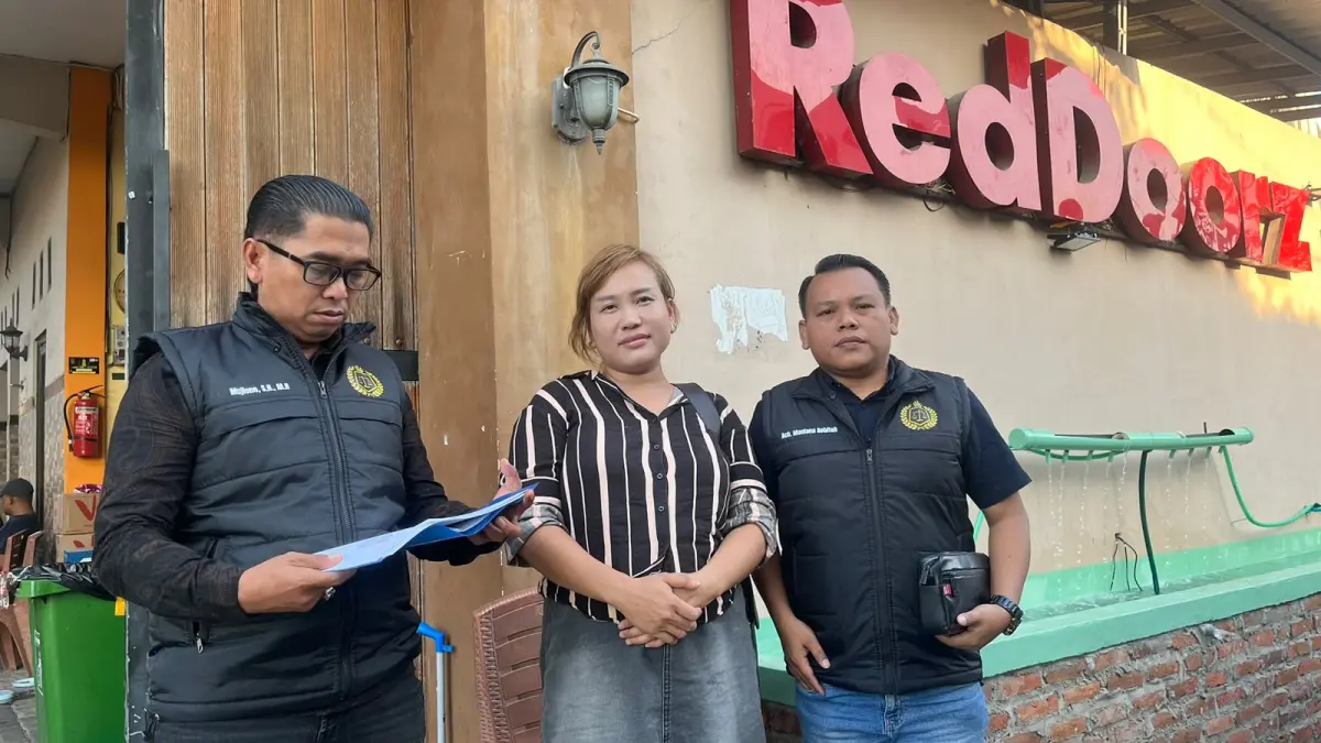 TIDAK TERIMA: Theti Mahayani, owner homestay didampingi advokatnya Mujiono usai melaporkan dugaan penggelapan orang terdekatnya di Polres Mojokerto Kota, Sabtu (8/8). (Farisma JPRM)