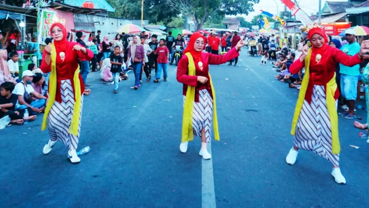 UNJUK KEBOLEHAN: Kemeriahan Kirab Budaya dan Carnival Kedungmaling 2026. Kostum unik dari 37 kontingen mewarnai perayaan HUT ke-81 Kemerdekaan RI di Desa Kedungmaling, Kecamatan Sooko, Minggu (9/8). (Indah JPRM)