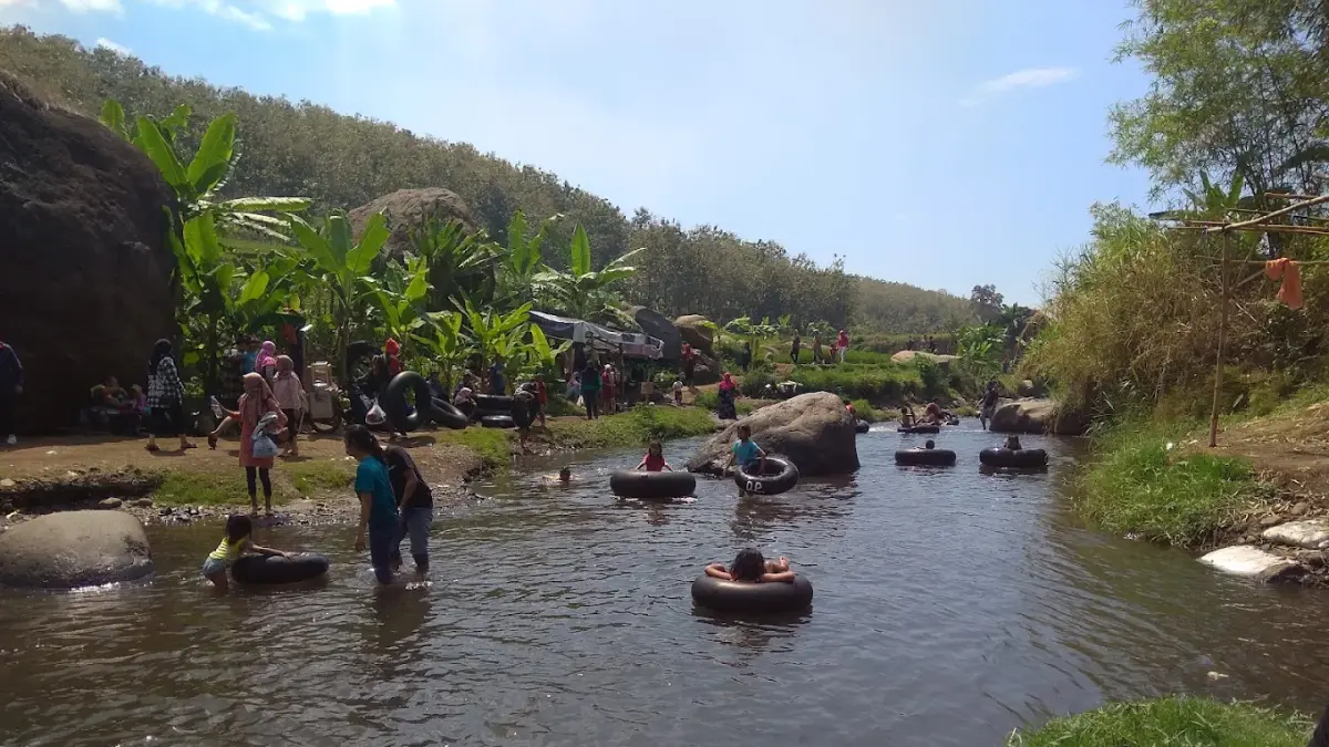 Wisata hidden gem Dam Payung di Jatirejo, Mojokerto. Nikmati segarnya aliran sungai alami buka setiap hari.