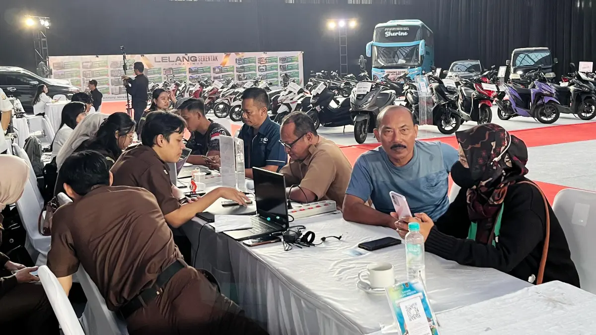 ANTUSIAS: Calon peserta melakukan registrasi sebelum mengikuti lelang serentak barang rampasan hasil tindak pidana di Gudang Barang Bukti dan Barang Rampasan Kejati Jatim di Desa Gading, Kecamatan Jatirejo, Selasa (11/8). (Farisma JPRM)