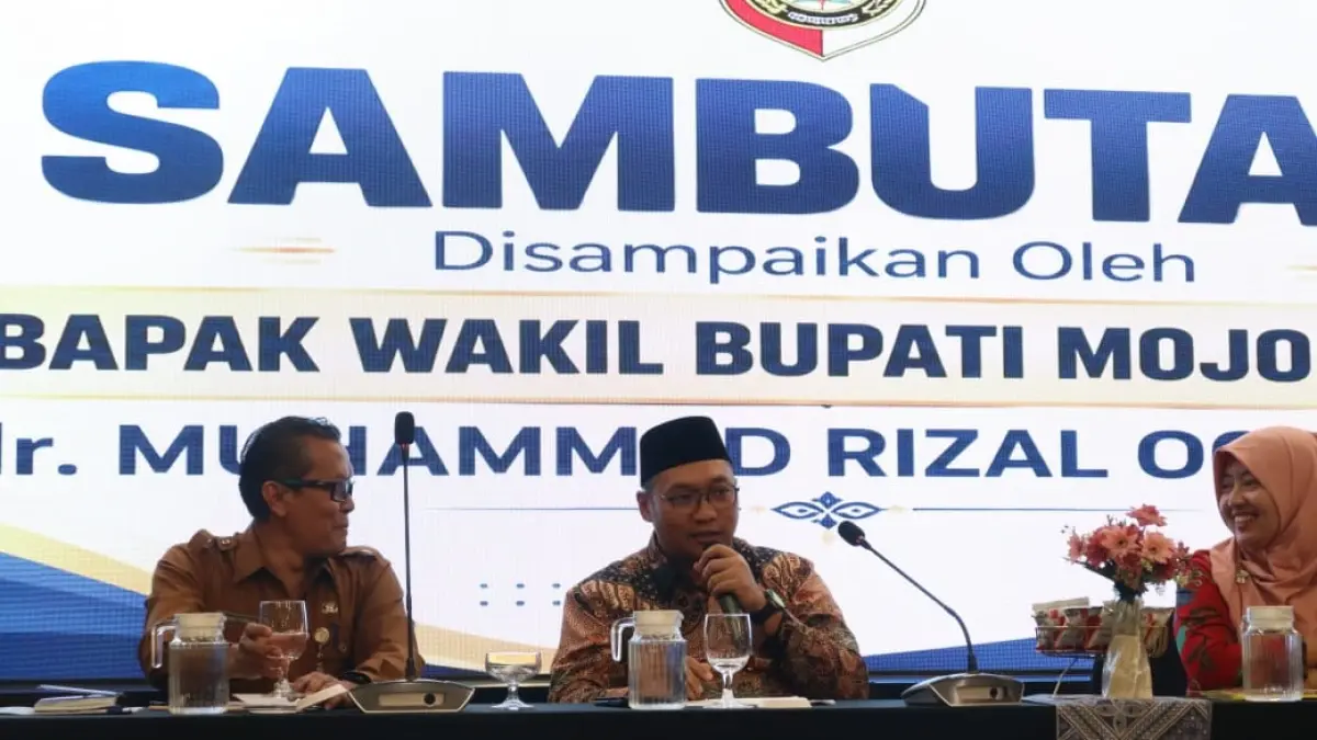 ARAHAN: Wakil Bupati Mojokerto Muhammad Rizal Octavian saat memberikan arahan dalam Sosialisasi dan Desk Penyerahan PSU Perumahan kepada pemda di Hotel Aston Mojokerto, kemarin (11/8).