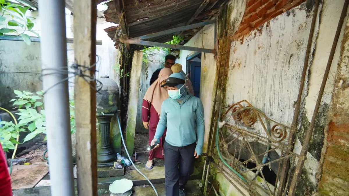 CEGAH PENYAKIT: Wali Kota Mojokerto Ika Puspitasari memeriksa rumah warga saat kegiatan PSN di Lingkungan Sidomulyo Gang 2, Kelurahan Mentikan, Kecamatan Prajurit Kulon, Jumat (7/8). (dok Pemkot Mojokerto for JPRM)