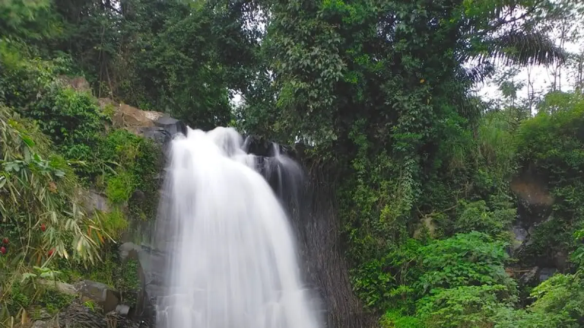 Coban Watu Gilang tawarkan air terjun asri, spot foto estetik, hingga canyonering seru di akhir pekan.