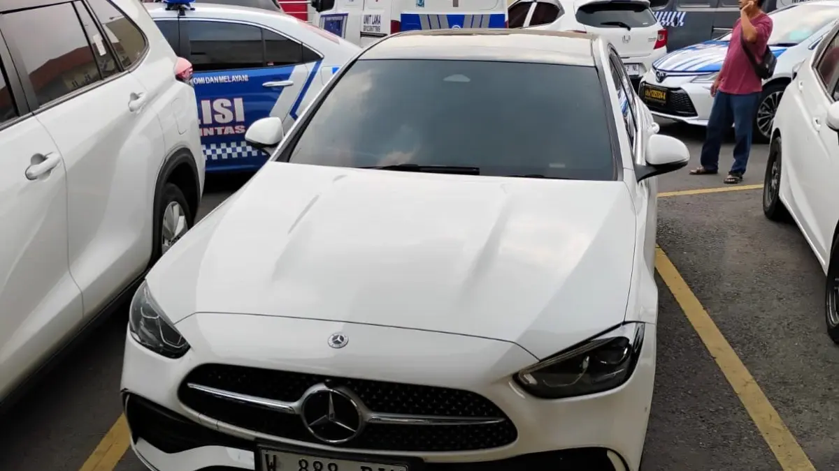 DIAMANKAN: Satreskrim Polres Mojokerto Kota mengamankan mobil Mercedes-Benz C300 yang diduga dilarikan ke Kota Mojokerto, Selasa (11/8). (Martda JPRM)