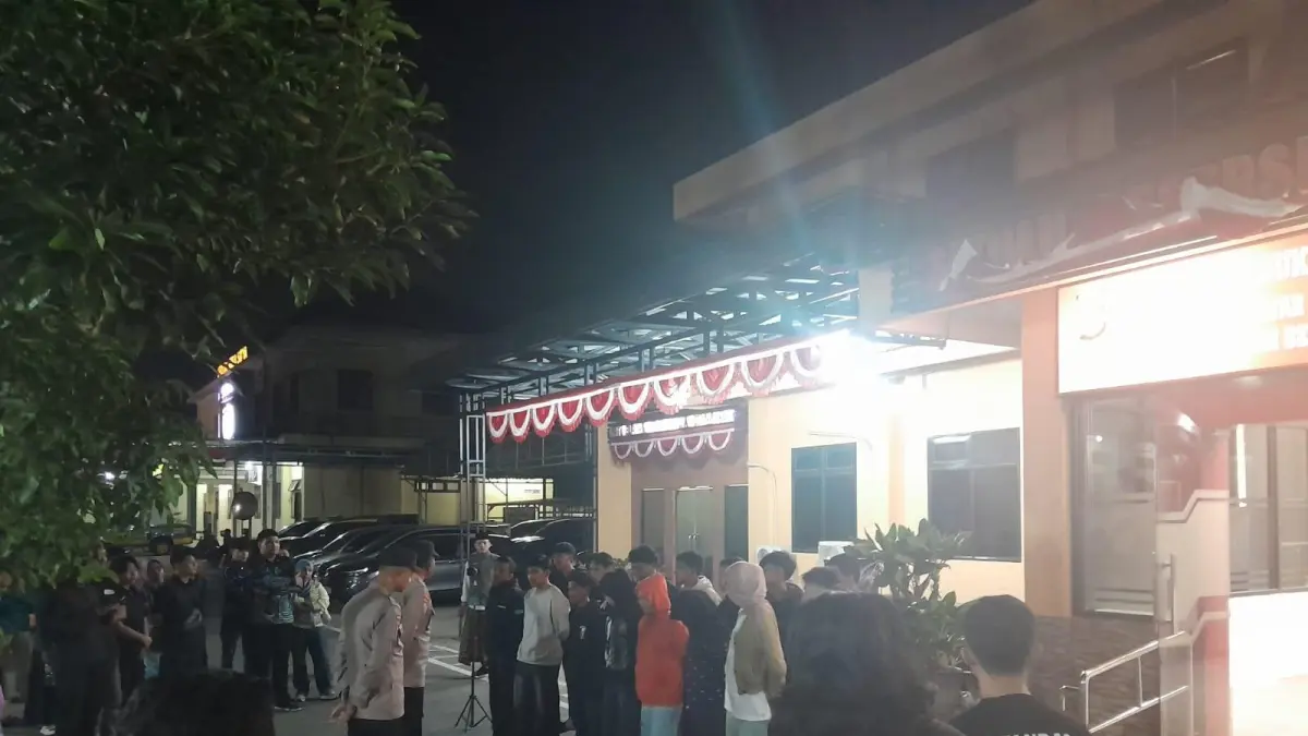 DIBINA: Puluhan remaja perguruan silat yang diamankan di Polres Mojokerto usai melakukan konvoi dan meresahkan warga di Kecamatan Gondang, Minggu (9/8). (Rizal JPRM)
