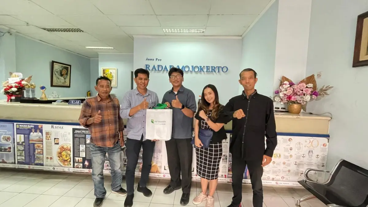 JALIN KEMITRAAN: Manajemen RS Adi Husada Cancer Center Surabaya bersama jajaran manajemen JPRM usai menggelar kunjungan dan silaturahim di kantor JPRM, Selasa (11/8). (Indah JPRM)