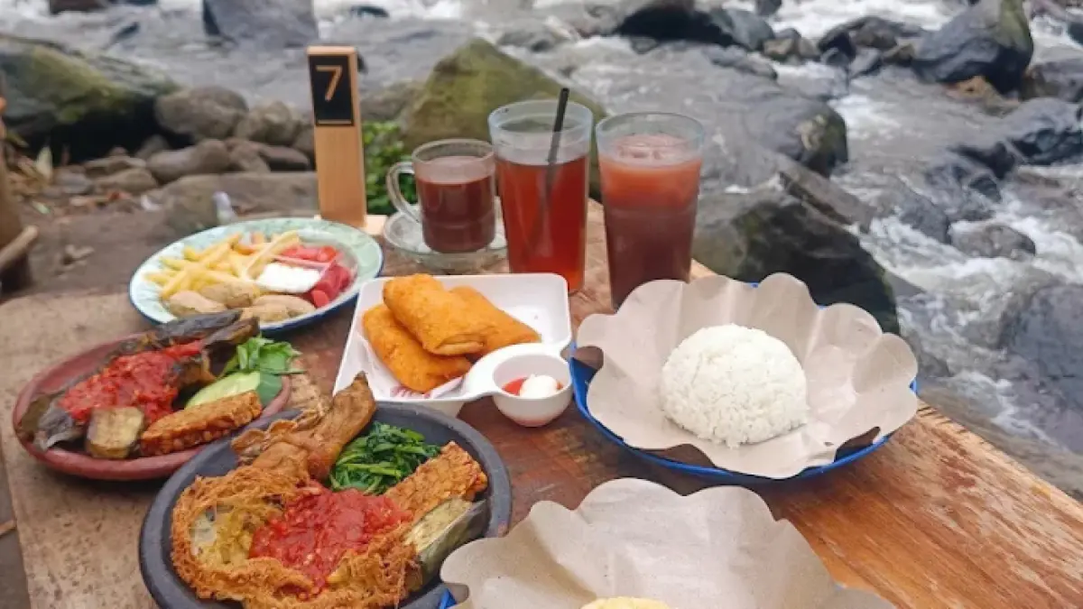 Kedai Kopi Canggu Pacet, tempat nongkrong di pinggir Kali Sindu! Nikmati nasi jagung dan sambelan lezat, santai sambil main air sungai.